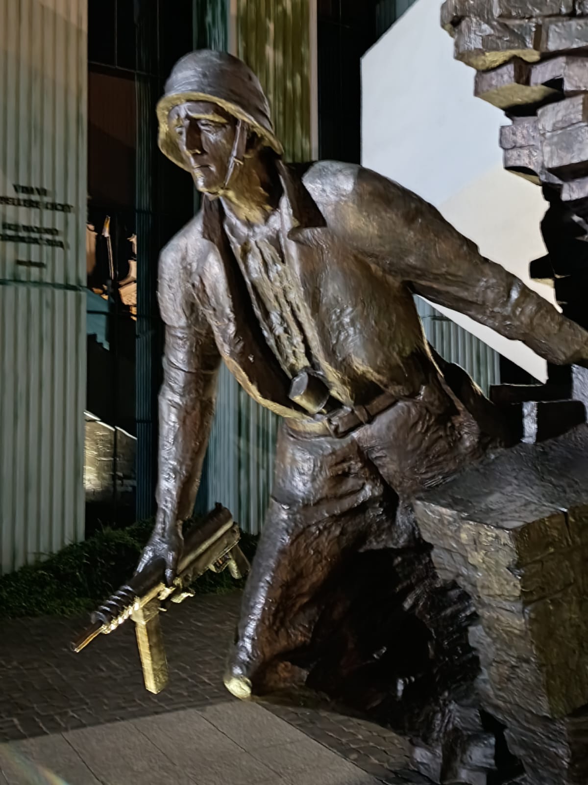 El Monumento al Levantamiento de Varsovia: memoria y sacrificio en la Plaza Krasińskich