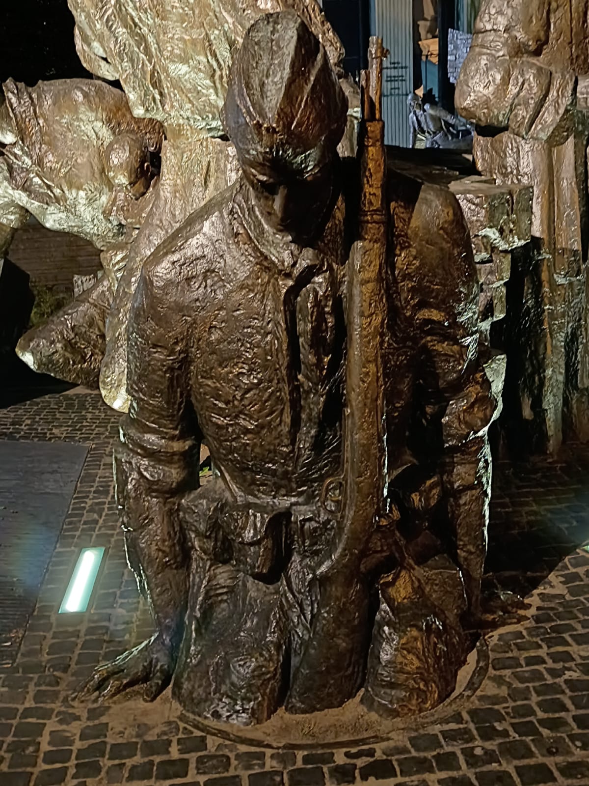 El Monumento al Levantamiento de Varsovia: memoria y sacrificio en la Plaza Krasińskich
