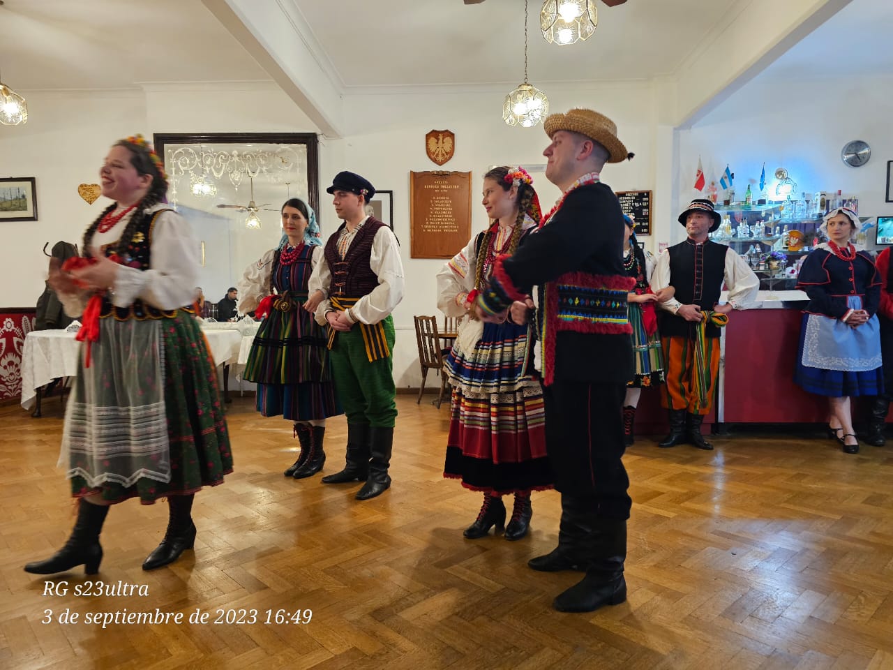 Presentación de danzas y trajes folclóricos polacos